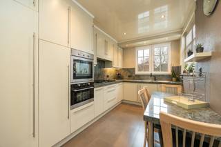 RUIME OP TE FRISSEN BEL-ETAGE MET 3-4 SLAAPKAMERS, DUBBELE GARAGE EN GROTE TUIN IN CENTRUM WOMMELGEMDeze ruime gesloten bel-etage woning is...