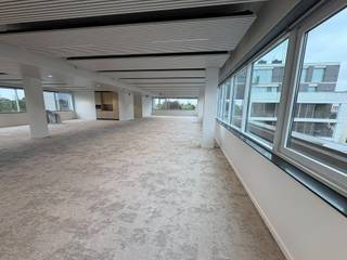<p>The Compass is een modern kantoorgebouw met 6.877 m² flexibel in te delen kantoorruimte over zes verdiepingen. De ruimtes zijn ontworpen om optimaal gebruik te maken van natuurlijk licht en bieden een prachtig uitzicht op stad en park.</p>
<p>Het gebouw beschikt over klimaatplafondpanelen die passieve verwarming en koeling mogelijk maken, wat zorgt voor een aangenaam binnenklimaat en een energie-efficiënte werking. De indeling kan eenvoudig worden aangepast aan de noden van uw onderneming, met ruimte voor kantoren, vergaderruimtes en stille werkzones.</p>
<p>Compass biedt tal van moderne voorzieningen, waaronder parkeerplaatsen, laadpunten voor elektrische voertuigen, fietsenstallingen en douches. Dankzij de BREEAM “Excellent” certificering, zonnepanelen en warmtepompen is dit gebouw een toonbeeld van duurzaam en toekomstgericht werken.</p>
<p>Gelegen in een levendige buurt met diverse eetgelegenheden, vormt Compass een ideale werkomgeving voor bedrijven die comfort, duurzaamheid en bereikbaarheid willen combineren.<br /><br /></p>
<p>Financieel<br />Huurprijs kantoorruimte: €195/m²/jaar (excl. kosten)<br />Huurprijs parking: €1.500/plaats/jaar<br />huurprijs parking met laadpunt: €1.850/plaats/jaar</p>