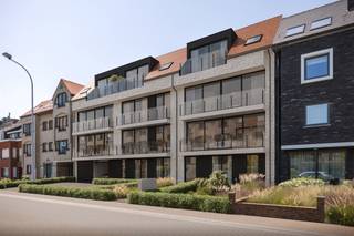 In Wenduine, gelegen langs de Brugse Steenweg, starten binnenkort de werkzaamheden aan de nieuwbouwresidentie Lauhaz. Het project omvat 11 appartementen opgetrokken volgens de typerende architectuur van Architektenburo uit Knokke en betreft een kleinschalige ontwikkeling in de nabijheid van het centrum van Wenduine. Quasi alle faciliteiten zijn te bereiken op wandelafstand. Naast de appartementen zijn er ook 6 staanplaatsen aanwezig waaronder 5 garageboxen.
De afwerking van het project is uiterst duurzaam; zo wordt de gevel opgetrokken in een lichte façadesteen in combinatie met strakke zwarte gevelelementen. Bovendien zullen de appartementen beantwoorden aan de hedendaagse eisen en normen op vlak van energiezuinigheid. De combinatie van een energie-efficiënt verwarmingssysteem, de akoestische en thermische isolatie maken dat de E-peilen maximaal E30 kunnen bedragen.
Alle appartementen worden voorzien van een maximum aan hedendaags comfort met zonnige terrassen op de verdiepen en private tuinen voor de gelijkvloerse appartementen. Daarnaast voorziet de bouwheer mooie budgetten in het lastenboek om van je appartement een echte thuis te maken.
Interesse in het project Lauhaz in Wenduine? Contacteer Dries voor meer info of een afspraak op 0475 57 40 19 of via dries@keyimmo.be