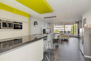 Deze prijs is een vanaf prijs ! <br />De woning heeft een praktische indeling, ruime leefruimtes en een uitstekende energieprestatie met een ideale ligging op wandelafstand van het centrum van Londerzeel en dus goed gelegen qua mobiliteit met de oprit van de A12 (verbinding Antwerpen-Brussel-Mechelen) dichtbij en vlakbij het station van Londerzeel. Ook scholen en winkels liggen op wandelafstand. <br /><br />Deze eigendom beschikt over 3 volwaardige slaapkamers en biedt bovendien een uitzonderlijke troef: een zeer ruime inpandige garage met voldoende plaats voor wagen(s), fietsen en extra bergruimte. Aansluitend zijn er een praktisch bureau en een wasberging, ideaal voor wie comfortabel van thuis uit wil werken.<br /><br />De leefruimte geniet van een aangename connectie met de buitenomgeving. Er zijn maar liefst twee terrassen, waarvan één recent en praktisch werd overdekt. <br />Hierdoor kan je nog meer genieten van het buitenleven, ongeacht het weer.<br /><br />Met zonnepanelen, een laadpaal en een EPC-label A ben je verzekerd van een energiezuinige woning die helemaal mee is met de toekomst. Bovendien is de elektrische installatie conform.<br /><br />Waarom deze woning absoluut een bezoek waard is:<br />Bouwjaar 2009<br />Tweegevelwoning in uitstekende staat<br />3 slaapkamers<br />Zeer ruime inpandige garage + zolderruimte<br />Bureau en aparte wasberging<br />2 terrassen, waarvan één recent praktisch overdekt<br />Zonnepanelen (15 stuks: piekvermogen 5,73 kWp)<br />Thuisbatterij van 10 kWh<br />Laadpaal <br />Conforme elektrische installatie<br />Uitstekend EPC-label A<br />Perfect instapklaar<br />Bijzonder goed onderhouden<br />Gelegen op wandelafstand van het centrum van Londerzeel!<br />Een mooie buitenkans voor jonge koppels, gezinnen of iedereen die op zoek is naar een comfortabele en energiezuinige woning zonder grote werken.<br /><br />Kortom: een verzorgde, toekomstgerichte woning op een uitstekende locatie, waar je meteen je verhaal kan beginnen.<br /><br />Voor meer info: olivia.laporte@dewaele.com 0499 46 93 34<br /><br />Bestuursmaatregelen in het maatregelenregister: nee