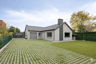 Deze alleenstaande woning is gelegen in Huise (Kruisem) en geniet van een rustig, doch commerciële ligging. De instapklare woning met...