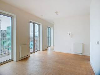 <p>Modern 1-slaapkamer appartement gelegen op de 16de verdieping van de Lichttoren met een prachtig panoramisch zicht over de stad, g<span>elegen vlak aan het Eilandje, tussen de jachthaven en Park Spoor Noord. Naast AP Campus Spoor Noord en het nieuwe ziekenhuis Spoor Noord.</span><br /><br /><strong>Indeling:</strong><br />Inkomhal met vestiaire en gastentoilet met handenwasser, leefruimte met veel lichtinval en zicht over de stad. V<span>olledig geïnstalleerde keuken, voorzien van kookvuur; koelkast met vriesvak; vaatwasser; combi-oven en voldoende opbergruimte. Berging met aansluiting voor een WM &amp; DK. </span>Vanuit de leefruimte heeft u toegang tot het zuidwest georiënteerde terras. Achteraan bevindt zich de slaapkamer van ca. 12m². E<span>nsuite-badkamer</span> voorzien van een douche en wastafelmeubel met spiegelkast.<br /><br /><strong>Bijzonderheden: </strong></p>

<ul>
	<li>130 EUR maandelijkse kosten (Beheer, verbruik/onderhoud van de algemene delen incl. lift + provisie verwarming en warm water). </li>
	<li> Ondergrondse autostaanplaats verplicht bij te huren aan 100 EUR/maand.</li>
	<li>Beschikbaarheid: onmiddellijk</li>
</ul>

<p><br />Plan je bezichtiging via https://metropoolvastgoed.be/nl/aanbod/4261742/appartement-te-huur-in-2000-antwerpen</p>