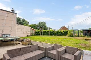 <p>Recent gerenoveerde gezinswoning met 4 slaapkamers, garage, tuin en domotica!</p><p>Bent u op zoek naar een RUSTIG gelegen, INSTAPKLARE gezinswoning waar ruimte en modern wooncomfort centraal staan? <br />Dan is deze recent GERENOVEERDE woning met 4 SLAAPKAMERS, een bewoonbare oppervlakte van maar liefst 300 m² en een ruim perceel van 850 m² zeker een bezoek waard.</p><p>INDELING: inkomhal, bureau, apart toilet, ruime en lichtrijke leefruimte met zithoek en eethoek, volledig uitgeruste open keuken met stoomoven, oven, combi-oven en vaatwasser, schuifraam naar het terras en de tuin, polyvalente ruimte (ideaal als wasplaats) en een inpandige garage. Op de verdieping bevinden zich vier ruime slaapkamers en een badkamer met inloopdouche, dubbele wastafel en toilet. De ruime zolder over de volledige verdieping biedt tal van mogelijkheden. Daarnaast is de woning bijna volledig onderkelderd.</p><p>De woning beschikt over CONFORME lektriciteit, centrale verwarming op aardgas, PVC-ramen met dubbele beglazing, ZONNEPANELEN met BATTERIJ en een DOMOTICAsysteem waarmee lichtschakelaars en stopcontacten via een smartphone en bedieningspaneel bediend kunnen worden. Alle leidingen werden vernieuwd en de riolering is gescheiden.</p><p>Voor wie is dit pand ideaal?<br />♦ Gezinnen die op zoek zijn naar een ruime instapklare woning.<br />♦ Thuiswerkers dankzij het aparte bureau en de extra ruimte.<br />♦ Kopers die comfortabel en energiezuinig willen wonen.</p><p>Bezoek na afspraak met Immo Beguin, jouw vastgoedexpert sinds 2009.<br />✉️ emmy@immobeguin.be</p>