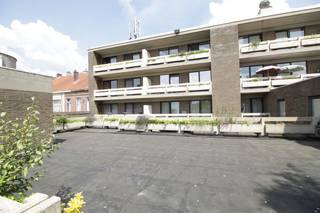 Dit appartement is heel centraal gelegen in het centrum van Aalter. Het appartement is vlot bereikbaar via diverse invalswegen als ook via het openbaar vervoer, winkels op wandelafstand
Het appartement bevindt zich op het tweede verdiep (lift aanwezig) en beschikt over een inkom met ingebouwde kasten; een ruime, lichtrijke leefruimte met toegang tot terras; een praktische keuken, 2 volwaardige slaapkamers, beiden met toegang tot een tweede terras; een badkamer met ligbad/douchegordijn en een apart toilet. Bij de verhuur is een grote privatieve kelderbeging inbegrepen. Huren gesloten garagebox: €60/maand.
Algemene vaste kosten: €65/maand. Voor meer informatie of een bezoek neem contact op per mail naar lisa@descheldegalm.be
www.descheldegalm.be