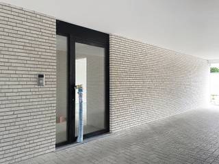 <span>Gelegen in Res. ROYAL ASTRID, gelegen op het groene dorpsplein van Grobbendonk.<br />Het gebouw bestaat in totaal uit 2 winkels / kantoren op het gelijkvloers, 9 appartementen, kelderbergingen, gemeenschappelijke fietsenberging, garageboxen en autostaanplaatsen.<br /><br />Dit appartement </span>heeft een bruto opp. van 120 m² (netto 102,75 m²) en een private buitenruimte van 63 m² aan de achterzijde. De afwerking wordt voorzien volgens lastenboek (volgens keuze van de koper).<br /><br />INDELING<br />Aparte ingang (dus enkel voor dit appartement),<br />leefruimte met open keuken die grenzen aan de buitenruimte,<br />Berging en apart toilet,<br />Twee slaapkamers en badkamer,<br />Brede nachthal met ruimte om ingemaakte kastenwand te plaatsen.<br /><br /><br />BIJZONDERHEDEN<br /><span>De koper betaalt bij aankoop: 399.000 euro + 6% (12.240€) of 21% (42.840€) BTW + 15.600 euro registratierechten + 2.600 euro opstalrechten + aanleg nutsvoorzieningen + aandeel in de opmaak van de basisakte + notariskosten.<br /></span><span>Aankoop garagebox verplicht (staanplaatsen zijn reeds allen verkocht).<br />Kostprijs garagebox: 27.500 euro + 4.095 euro BTW + 780 euro registratierechten + 60 euro opstalrechten + aandeel in de opmaak van de basisakte + notariskosten.<br />Gebouw met lift.<br /></span>Informeer u bij ons kantoor voor meer inlichtingen over de voorwaarden voor een aankoop aan 6% BTW (i.p.v. 21% BTW).<br />Max te behalen E-peil: 35.<span><br />Appartement kan snel afgewerkt worden.<br /><br /><br /></span><span>POSITIEVE ASPECTEN<br />TOP locatie op het dorpsplein van Grobbendonk<br />Mooie buitenruimte<br />Mooie architectuur</span>
