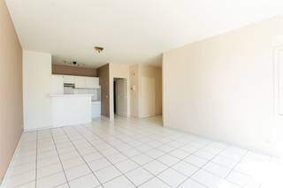 <p>Dans un petit immeuble bien entretenu se trouve cet agréable appartement à l'agencement bien pensé et pratique.</p><p>Le séjour spacieux avec cuisine ouverte bénéficie d'une lumière naturelle abondante grâce aux grandes fenêtres, ce qui lui confère une sensation d'ouverture et d'aération. L'orientation ensoleillée le rend encore plus agréable tout au long de la journée.</p><p>En outre, l'appartement dispose d'une salle de bains spacieuse et bien entretenue et d'un agencement fonctionnel qui permet une utilisation optimale de l'espace disponible.</p><p>L'immeuble est calme et bien entretenu, et n'est pas géré par un syndicat, ce qui assure une gestion facile et pratique.</p><p>Un appartement idéal pour ceux qui recherchent la lumière, le confort et un cadre de vie pratique.</p>