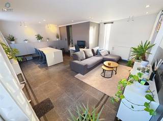 INSTAPKLARE WONING MET 2 SLAAPKAMERS, TERRAS, CARPORT EN BERGING IN OPHASSELTIn een rustige zijstraat nabij het centrum van Ophasselt bevindt zich...