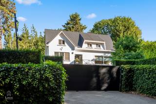 Exclusieve villa in Franse stijl met zwembad, poolhouse en professioneel kantoor op toplocatie in Aarschot<br />Sommige woningen zijn veel meer dan een thuis. Ze belichamen een levensstijl waarin elegantie, comfort en discretie harmonieus samenkomen. Deze uitzonderlijke villa in authentieke Franse stijl is daarvan het perfecte voorbeeld.<br /><br />Gelegen op een prachtig perceel van 1.480 m², in een doodlopende straat en omgeven door groen, geniet u hier van maximale privacy, terwijl het bruisende centrum van Aarschot zich op wandel- en fietsafstand bevindt. Dankzij de uitstekende ligging nabij de belangrijkste invalswegen bereikt u vlot Leuven, Brussel, Hasselt en Antwerpen, waardoor rust en bereikbaarheid hier perfect hand in hand gaan.<br /><br />Met een bewoonbare oppervlakte van 312 m², aangevuld met een deels bruikbare onderkeldering, biedt deze volledig gerenoveerde villa alle ruimte voor een luxueus gezinsleven én een professionele activiteit aan huis.<br /><br />Bij het betreden van de woning wordt u verwelkomd in een royale inkomhal die meteen de hoogwaardige afwerking en tijdloze klasse van deze villa weerspiegelt. De lichtrijke leefruimte van 62 m², voorzien van een sfeervolle houtcassette met voorbereiding voor een gashaard, vormt het warme hart van de woning. Grote raampartijen laten overvloedig daglicht binnenstromen en creëren een naadloze verbinding met de zonnige terrassen en de prachtig aangelegde tuin.<br /><br />De ruime leefkeuken van 34 m² is volledig uitgerust met kwalitatieve toestellen en combineert functionaliteit met gezelligheid. De ideale plek voor zowel het dagelijkse gezinsleven als sfeervolle diners met familie en vrienden.<br />De villa beschikt over vier volwaardige slaapkamers. De luxueuze master suite vormt een ware privéoase met een eigen dressing en stijlvolle badkamer. Een tweede slaapkamer is voorzien van een lavabo, terwijl een extra dressing en talrijke maatkasten doorheen de woning uitzonderlijk veel bergruimte creëren. In totaal beschikt de woning over twee elegante badkamers.<br /><br />Een absolute troef is het volledig ingerichte kantoor van 44 m². Dankzij de aparte en professionele inrichting is deze ruimte perfect geschikt voor vrije beroepen, zelfstandigen of wie comfortabel van thuis uit wil werken zonder in te boeten aan representativiteit.<br /><br />Exclusief buitenleven<br />Buiten geniet u van een waar privéparadijs. De woning beschikt over maar liefst 164 m² zonovergoten terrassen, perfect georiënteerd op het zuidwesten. Hierdoor geniet u de hele dag van de zon en van lange, sfeervolle zomeravonden.<br />Het volledig geautomatiseerde zwembad, het stijlvolle poolhouse en het verwarmde terras zorgen voor een exclusieve vakantiesfeer in eigen tuin. Een plek waar ontspanning en luxe moeiteloos samenvloeien.<br /><br />Parkeren is eveneens geen zorg dankzij de inpandige garage voor twee wagens en een ruime oprit met plaats voor vier extra voertuigen.<br />Voor wie volledig zorgeloos wil verhuizen, bestaat bovendien de mogelijkheid om (een groot deel van) het stijlvolle interieur en de aanwezige meubelen over te nemen, zodat u deze unieke woning onmiddellijk kunt betrekken.<br />Een gedeelte van deze woning is zonevreemd.<br /><br />TROEVEN:
<ul>
<li>Exclusieve villa in authentieke Franse stijl</li>
<li>Volledig gerenoveerd met hoogwaardige materialen</li>
<li>Perceel van 1.480 m²</li>
<li>Rustig gelegen in een doodlopende straat</li>
<li>Uitstekende verbinding naar Brussel, Leuven, Hasselt en Antwerpen</li>
<li>312 m² bewoonbare oppervlakte</li>
<li>Deels bruikbare onderkeldering</li>
<li>Vier slaapkamers</li>
<li>Twee stijlvolle badkamers</li>
<li>Meerdere dressings</li>
<li>Maatkasten doorheen de volledige woning</li>
<li>Professioneel ingericht kantoor van 44 m²</li>
<li>Leefruimte van 62 m² met houtcassette en voorbereiding voor gashaard</li>
<li>Volledig uitgeruste leefkeuken van 34 m²</li>
<li>164 m² terrassen met zuidwestoriëntatie</li>
<li>Volledig geautomatiseerd zwembad met stijlvol poolhouse</li>
<li>Nieuwe ramen geplaatst in 2026</li>
<li>Deels voorzien van domotica</li>
<li>Professioneel alarmsysteem</li>
<li>Camerabewaking rondom de woning</li>
<li>400-volt-installatie</li>
<li>Inpandige garage voor twee wagens</li>
<li>Oprit voor vier extra wagens</li>
<li>Volledig omheind domein met automatische poorten</li>
<li>Mogelijkheid tot overname van het meubilair</li>
<li>Rustige, groene ligging op wandel- en fietsafstand van het centrum van Aarschot</li>
</ul>
<br />Deze uitzonderlijke villa verenigt karakter, elegantie en hedendaags wooncomfort op een unieke manier. Ze vormt de ideale keuze voor wie op zoek is naar een prestigieuze gezinswoning of een exclusieve combinatie van wonen en werken.<br /><br />Interesse? info@lotemvastgoed.be | 0475 52 00 14<br />Ook uw woning verkopen? info@lotemvastgoed.be<br />