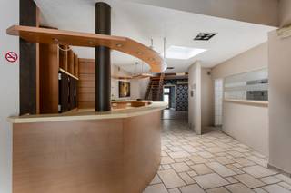 <p>Cet immeuble commercial avec logement à Denderleeuw bénéficie d’un emplacement stratégique à proximité immédiate de la gare et offre un fort potentiel. Idéal pour combiner activité professionnelle et habitation.</p><p>Le rez-de-chaussée accueille un ancien commerce horeca et friterie offrant de nombreuses possibilités d’exploitation. Le bâtiment traverse du Stationsplein à la Stationsstraat et dispose de plusieurs accès.</p><p>Le logement se situe aux premier et deuxième étages. Le premier étage comprend un espace de vie avec salle à manger, cuisine et salle de bains. Le deuxième étage se compose des chambres et d’un grenier.</p><p>Un bien à découvrir pour ses nombreuses opportunités.</p>