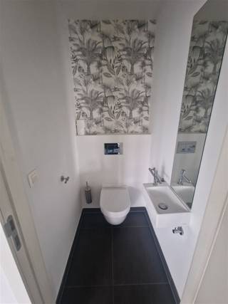 <p><span><span>Deze residentie is gelegen in een groene omgeving maar vlot bereikbaar vanuit Mechelen en Lier, E19 is vlakbij alsook het openbaar vervoer.</span></span></p><p><span><span>Het appartement is ruim en heeft veel lichtinval.</span></span></p><p><span><span>Het is gelegen op de 2de verdieping en heeft 2 terrassen.</span></span></p><p><span><span>De indeling is als volgt  : inkomhal, toilet, vestiaire, ruime living, keuken, berging, 2 slaapkamers, 2 terrassen.</span></span></p><p><span><span>Er is een lift aanwezig in het gebouw.</span></span></p><p><span><span> </span></span></p><p><span><span> </span></span></p>