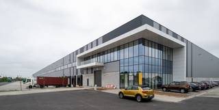 In Heppignies, op slechts 500 m van de luchthaven van Charleroi, is deze moderne logistieke site onmiddellijk beschikbaar. Dankzij de...