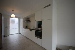 Deze recente woning van 2016 is gelegen in een rustige verkaveling in Heule en is dus zeker ook kindvriendelijk te noemen.Op het gelijkvloers vinden...