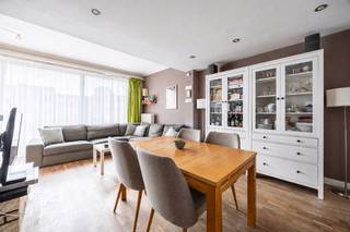 Bent u op zoek naar een woning met 2 slaapkamers en koer (9m²)? En dit met een inpandige garage, alsook een oprit waar twee wagens kunnen geparkeerd worden? Dan stellen wij graag deze energiezuinige woning aan u voor!<br /><br />Energiezuinig wonen dankzij dakisolatie (2020), dubbele HR beglazing, 12 zonnepanelen (2022) en alle gevels zijn geïsoleerd (100mm)! <br /><br />Indeling:<br />U komt binnen via de inkomhal die links doorgang geeft aan de inpandige garage (20m²) met automatische poort. In de garage is de wasaansluiting voorzien. Verder is er de grote badkamer (8m²) met bad, douche, dubbele lavabo en handdoekradiator. Achteraan is er de kleine koer van 8m². <br />Op de eerste verdieping is er een berging, toilet, woonkamer (27m²) en een vernieuwde keuken. De keuken (8m²) is voorzien van een SMEG kookfornuis met oven, dampkap, dubbele spoelbak en vaatwasser. De bovenverdieping heeft eveneens een toilet, een tweede badkamer (3m²) en twee slaapkamers beiden van 15m². De badkamer is voorzien van een inloopdouche en lavabo.<br />Ligging:<br />Deze woning is gelegen in een centrale en aangename woonomgeving, nabij winkels, scholen en dagelijkse voorzieningen. De nabijheid van het Fort van Merksem bieden volop mogelijkheden voor ontspanning. Dankzij het openbaar vervoer en de belangrijke verbindingswegen geniet u bovendien van een vlotte bereikbaarheid naar Antwerpen en omgeving.<br />Pluspunten:<br />- Energiezuinig wonen (EPC label B)<br />- 12 zonnepanelen <br />- Centrale ligging<br />- Elektrische keuring conform<br />- Asbestveilig <br /><br />Voor meer informatie of een bezichtiging kan u One vastgoed steeds bereiken op volgend nummer 03 360 85 30!