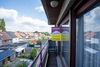 Goed gelegen duplex appartement.Inkomhal met apart toilet.Lichtrijke woonkamer, keuken (voorzien van alle toestellen) en toegang tot het terras.Op de...