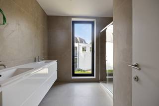 <p>Ben je op zoek naar een instapklare nieuwbouwwoning in Hasselt waar kwaliteit, energiezuinigheid en wooncomfort centraal staan? Dan is deze stijlvolle BEN-woning in de Zestienbundersstraat beslist een bezoek waard.</p><p>De woning bevindt zich op een mooi perceel van 5a53 en combineert moderne architectuur met een warme, tijdloze uitstraling. De verzorgde gevelsteen, de grote raampartijen en de hoogwaardige afwerking zorgen voor een aangename woonbeleving waarin licht en ruimte centraal staan. Bovendien is de woning volledig geschilderd, zodat je meteen kunt verhuizen.</p><p>Op het gelijkvloers kom je binnen in een lichtrijke leefruimte die naadloos overgaat in de open keuken en uitgeeft op het ruime terras en de fraai aangelegde tuin. De inpandige garage biedt plaats aan je wagen en vormt tegelijk een praktische extra berging.</p><p>Op de verdieping vind je drie ruime slaapkamers en twee volledig afgewerkte badkamers. Beide badkamers zijn uitgerust met een inloopdouche, een dubbele wastafel en een stijlvolle, volledig betegelde afwerking. Hierdoor geniet elk gezinslid van extra comfort en privacy.</p><p>Ook buiten is werkelijk aan alles gedacht. De zuidoostgerichte tuin is volledig aangelegd met een ruim terras, gazon, haag en omheining. De prachtige treurwilg geeft de tuin een uniek karakter en creëert een sfeervolle plek waar je het hele jaar door kunt genieten van rust en groen.</p><p>Ook op technisch vlak voldoet deze woning aan de hoogste verwachtingen. Dankzij de warmtepomp, ventilatiesysteem D, hoogwaardige isolatie en het zeer gunstige E-peil woon je energiezuinig en toekomstgericht, met een aangenaam binnenklimaat en lage energiekosten als resultaat.</p><p>De woning is gelegen in de rustige en residentiële Zestienbundersstraat, een aangename woonomgeving aan de rand van Hasselt. Je woont op korte afstand van het natuurgebied en recreatiedomein Kiewit, waar je volop kunt wandelen, fietsen en ontspannen. Scholen, winkels, openbaar vervoer en het bruisende centrum van Hasselt bevinden zich eveneens vlakbij. Dankzij de vlotte verbinding met de E313 en andere belangrijke invalswegen bereik je bovendien snel elke bestemming.</p><p>Deze volledig afgewerkte BEN-nieuwbouwwoning is ideaal voor wie zonder zorgen wil verhuizen naar een energiezuinige woning op een rustige, groene locatie. Bovendien geniet je, indien je voldoet aan de wettelijke voorwaarden, mogelijk van het verlaagde btw-tarief van 6 procent. Neem gerust contact op voor meer informatie of een bezoek.</p>