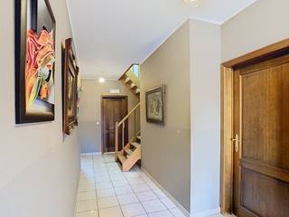 <p>Imaginez : rentrer chez vous dans une spacieuse villa située à la Wijgmaalsesteenweg à Haacht, où habiter procure immédiatement une sensation agréable. Cette maison clé sur porte combine une répartition pratique des espaces avec une belle dose de vie en extérieur, formant ainsi la base idéale pour qui recherche confort et espace sans compromis.</p><p>Avec une surface habitable de pas moins de 230 m², cette habitation offre de la place pour toute la famille. Vous y trouverez trois chambres à part entière et deux salles de bains entièrement équipées, parfait pour qui apprécie un peu plus d'intimité et de flexibilité. La cuisine est équipée de tous les appareils nécessaires, dont un lave-vaisselle, un four, une plaque de cuisson et un réfrigérateur, de sorte que vous pouvez immédiatement y exprimer vos talents culinaires. Le chauffage central au mazout, avec chauffage par air pulsé, assure une température agréable dans toute la maison.</p><p>À l'extérieur, une agréable surprise vous attend : outre un jardin et une terrasse pour profiter des journées ensoleillées, cette habitation dispose également d'une piscine, l'endroit idéal pour se rafraîchir pendant les mois d'été. Un garage et des places de parking supplémentaires complètent le tableau, de sorte que l'aspect pratique de l'habitat est également parfaitement réglé. La maison est prête à l'emploi, avec un label PEB C (284 kWh/m²), et ne nécessite donc aucun travaux supplémentaires avant de vous y sentir totalement chez vous.</p><p>La situation à Haacht est un atout en soi : commerces, écoles, un centre sportif et les transports en commun se trouvent tous à proximité, tandis que la gare et les axes routiers sont également facilement accessibles. Vous combinez ainsi la tranquillité d'une maison familiale avec l'accessibilité d'un emplacement central.</p><p>Curieux de savoir si cette maison deviendra votre nouveau chez-vous ? Contactez notre agence et planifiez rapidement une visite. Cette maison est disponible à partir du 15 janvier 2027.</p>