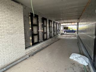 Indeling: er is een inkomhal die toegang geeft tot twee slaapkamers, badkamer, toilet en keuken. Via de open keuken heb je overigens toegang tot een aparte berging, de lichtrijke leefruimte, ruim terras en tuin. De badkamer bestaat uit een inloopdouche en een dubbele lavabo.<br /><br />De bewoonbare oppervlakte bedraagt 107,00 m². De oppervlakte van het terras bedraagt 29 m².<br /><br />Op de zijkant van het gebouw bevinden zich de bergingen van elk 4m². Achteraan zijn de garageboxen met een oppervlakte van 18m². <br /><br />De prijs van de berging bedraagt 6.300,- euro. <br /><br />E-peil 30 (50% vrijstelling op onroerende voorheffing voor 5 jaar).<br /><br />Overal vloerverwarming met apart regelbare circuits per ruimte.<br /><br />Alle bedragen zijn exclusief garages, bergingen en alle kosten. Garage en berging verplicht bij te kopen. <br /><br />AANKOOP AAN 6% BTW OP CONSTRUCTIE MOGELIJK: zowel voor eigen bewoning als bij engagement tot lange verhuur (minstens 15 jaar)