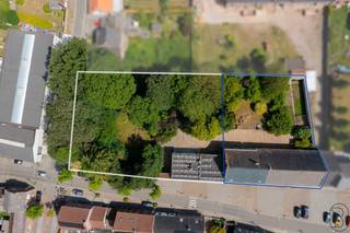 Charmante burgerwoning met authentieke elementen op het plein van Ghislenghien.Deze karaktervolle burgerwoning bevindt zich op een perceel van 832m2...