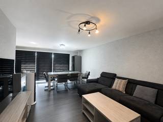 <p>Deze instapklare woning met drie slaapkamers, een bewoonbare oppervlakte van 135 m² en een garage is absoluut een bezoek waard. Dankzij de uitstekende isolatie en de warmtepomp geniet u van optimaal wooncomfort én een laag energieverbruik.</p><p></p><p>Via de inkomhal met gastentoilet bereikt u de lichtrijke leefruimte met open, volledig uitgeruste keuken.</p><p>De keuken beschikt over een koelkast, kookplaat, dampkap en oven en sluit aan op een praktische berging met aansluitingen voor een wasmachine.</p><p></p><p>De leefruimte biedt een aangenaam zicht op het aangelegde terras en de onderhoudsvriendelijke tuin. Via een afsluitbaar poortje achteraan bereikt u rechtstreeks de garage, wat zorgt voor extra comfort.</p><p></p><p>Op de eerste verdieping bevinden zich drie volwaardige slaapkamers, een apart toilet en een moderne badkamer met lavabomeubel, ligbad en aparte douche.</p><p></p><p>De woning is gunstig gelegen nabij het centrum van Deinze, met winkels, scholen, openbaar vervoer en recreatiemogelijkheden op korte afstand. Bovendien geniet u van een vlotte verbinding naar Aalter, de E40 en de E17 richting Gent en Kortrijk.</p><p>De ideale woning voor wie energiezuinig, comfortabel en centraal wil wonen.</p>