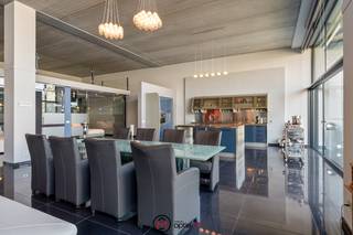 In de residentie Blue Lofts, gelegen in de rustige Lazarijstraat, ontdek je deze unieke en stijlvolle loft.<br />Je woont hier op wandelafstand van het centrum van Hasselt en op enkele meters van de Quartier Bleu.<br />Een absolute toplocatie voor wie houdt van stadsleven gecombineerd met comfort en rust.<br /><br />Deze prachtige loft is doordacht ingedeeld en biedt een indrukwekkend gevoel van ruimte dankzij de hoge plafonds van meer dan 4 meter. <br />Je geniet van een royale leefruimte met gezellige gashaard en met grote raampartijen die overvloedig daglicht binnenlaten, hier zijn dubbele screens voorzien.<br />Via de leefruimte en de open keuken bereik je het ruime terras van 24 m². <br /><br />De open keuken met kookeiland en inox-werkblad is volledig uitgerust met kwalitatieve toestellen.<br />Verder vind je op dit niveau twee ruime slaapkamers, elk met veel lichtinval. In de hal achter de slaapkamers is een volledige wand met maatkasten voorzien als dressing.<br />De badkamer is afgewerkt met een hoekbad, een douche, hangtoilet, badmeubel met dubbele lavabo, spiegelkasten en sierradiatoren.<br />Een aparte berging biedt extra comfort met was- en droogkastaansluiting, een uitgietbak en extra bergruimte.<br /><br />De glazen trap brengt je naar een stijlvolle mezzanine met glazen balustrade. Hier is een open bureauruimte en is er een volledige wand met inbouwkasten.<br />Via een glazen loopbrug kom je in een extra multifunctionele ruimte die vrij kan ingevuld worden.<br /><br />In de kelder zijn over twee open parkeerplaatsen, deze kunnen apart aangekocht worden.<br />Gemeenschappelijke fietsenstalling.<br /><br /><strong>Troeven van deze loft op een rij:</strong>
<ul>
<li>Unieke loftstijl met hoge plafonds en glazen accenten</li>
<li>Grote leefruimte met gashaard en toegang tot het ruime terras</li>
<li>Moderne keuken met eiland en hoogwaardige afwerking</li>
<li>Twee volwaardige slaapkamers met veel lichtinval</li>
<li>Ruime badkamer met bad en douche</li>
<li>Glazen mezzanine met extra bureauruimte</li>
<li>Twee parkeerplaatsen en fietsenstalling</li>
<li>Centrale ligging nabij centrum Hasselt en Quartier Bleu</li>
</ul>
Ben jij op zoek naar een luxueuze en eigentijdse woonplek in het hart van Hasselt? Dan is deze loft een unieke kans.<br />Contacteer ons via Optie M vastgoed I carine@optie-m.be I 0478/41 58 70 voor meer informatie of een bezoek.<br /><br />Wil je weten wat jouw woning waard is? Contacteer ons op bovenstaande gegevens – wij helpen je graag verder.<br /><br />Stedenbouwkundige inlichtingen: VG, Wg, GVV, Gmo