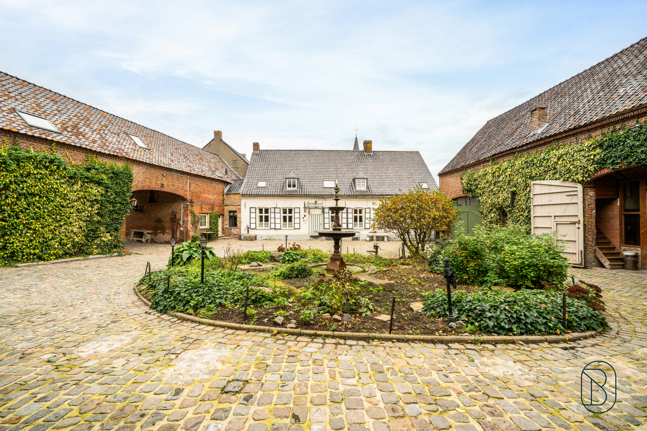 Charmante vierkantshoeve met diverse stallingen en feestzaal - foto 5