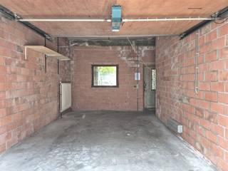 <p><span>SINT-NIKLAAS</span><span> - Ben je op zoek naar een tijdelijke garagebox in de centrum van de stad?</span></p><p><span>Dan is dit misschien jouw kans!</span></p><p><span> </span></p><p><span>Garagebox met automatische poort.</span></p><p><span>Vlakbij het centrum.</span></p><p><span>Tijdelijke verhuur (max. tot maart 2027).</span></p><p><span> </span></p><p><span>Onmiddellijk </span><span>beschikbaar</span></p><p><span>Huurprijs</span><span>: € 120 per maand </span></p><p><span> </span></p><p><span> </span></p><p><span>Interesse? Neem dan snel contact op!</span></p>