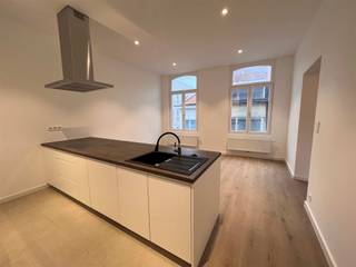 <p><span>Gerenoveerde duplex met authentieke elementen in hartje Mechelen</span></p>
<p><span> </span></p>
<p><span>Indeling </span></p>
<p><span> </span></p>
<p><span>Deze charmante duplex werd recent gerenoveerd met het oog op behoud van authentieke elementen. Hij bevindt zich op de tweede en derde verdieping van een kleinschalige residentie en is toegankelijk via de trap.</span></p>
<p><span>Bij het betreden van de duplex komt u terecht in een centrale hal die toegang biedt naar alle ruimtes. De open keuken, die volledig is uitgerust met vaatwasser, oven, koelkast en kookplaat, grenst aan de mooie eet- en leefruimte. De leefruimte bevindt zich enkele trapjes lager, waardoor je een heel gezellige, warme, knusse hoek kan creëren. In deze ruimte kan je alle prachtige authentieke balken bewonderen. Door de talrijke raampartijen worden deze ruimtes overgoten met natuurlijke lichtinval. Het terras bevindt zich achteraan en heeft een leuk uitzicht. Op de derde verdieping bevinden zich twee slaapkamers, die door het schuin dak en de houten balken een leuk warm gevoel weergeven, en de badkamer die voorzien is van inloopdouche en lavabo. </span></p>
<p><span> </span></p>
<p><span>Gemeenschappelijke lasten bedragen 50 euro per maand.</span></p>
<p><span> </span></p>
<p><span>Omgeving</span></p>
<p><span> </span></p>
<p><span>Het appartement is gesitueerd in hartje Mechelen, hierdoor kan u optimaal genieten van de Mechelse gezelligheid. De Korenmarkt, Ijzerleen en vismarkt zijn allen aanwezig op wandelafstand. </span></p>
<p><span> </span></p>
<p><span> </span></p>
<p><span> </span></p>
