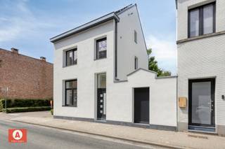 Bent u op zoek naar een knap gerenoveerde woning? En dit nabij het dorpsplein van Baasrode? Dan is deze woning met een bewoonbare oppervlakte van...