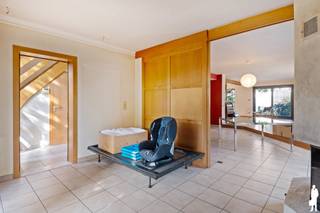 Te renoveren villa met 4-5 slaapkamers en 3 badkamers in doodlopende straat<br />
<ul>
<li>Riante leefruimte (ca 100 m²) met zicht op de tuin</li>
<li>Optimale lichtinval dankzij raampartijen en lichtstraat</li>
<li>Veel renovatiemogelijkheden</li>
<li>Bewoonbare oppervlakte: ca 265m²</li>
<li>4-5 ruime slaapkamers, enkele met mezzanine</li>
<li>Polyvalente kamer (bureau/speelkamer)</li>
<li>Badkamer en 2 douchekamers aanwezig</li>
<li>Onderhoudsvriendelijke oost georiënteerde tuin</li>
<li>Volledige privacy</li>
<li>Tuinberging met overdekt terras</li>
<li>Oprit met voldoende parkeergelegenheid</li>
</ul>
<br />Onmiddellijke omgeving:<br />Gelegen in een doodlopende straat in wijk Elsdonk<br />Zeer vlotte bereikbaarheid naar Antwerpen en Brussel (E19 en trein)<br />Nabij het centrum van Edegem met scholen, winkels, openbaar vervoer en verschillende natuurgebieden op fiets- en wandelafstand<br /><br />Technische kenmerken:<br />
<ul>
<li>Degelijke basisconstructie</li>
<li>Uitbouw GLV en 1e V: 1997-1998</li>
<li>CV op gas (2021)</li>
<li>Kruipruimte aanwezig (ca100m²)</li>
<li>Leefruimte en bureauruimte met gesloten haard</li>
<li>2 bergzolders aanwezig</li>
</ul>
Indeling: <br />Gelijkvloerse verdieping (ca 150m²):<br />
<ul>
<li>Inkomhal met apart gastentoilet</li>
<li>Riante leefruimte met zithoek en eetkamer</li>
<li>Polyvalente bureauruimte met open haard</li>
<li>Grote keuken met ontbijthoek</li>
<li>Ruime douchekamer met voorz. Wm/DK</li>
<li>Inpandige garage</li>
</ul>
<br />Eerste verdieping (ca 115m²):<br />
<ul>
<li>Ruime overloop met apart toilet</li>
<li>4 - 5 slaapkamers, deels met mezzanine</li>
<li>Badkamer met ligbad en douche</li>
<li>Aparte douchekamer</li>
<li>2 bergzolders</li>
</ul>
<br />Stedenbouwkundige inlichtingen in aanvraag<br />Voor meer informatie kan u terecht op www.deboerenpartners.be