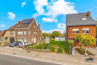 <p><span>Deze energiezuinige halfopen nieuwbouwwoning in het rustige en aangename Wetteren Overbeke, is ideaal gelegen. Dankzij de vlotte verbinding ben je bovendien snel in het centrum van Wetteren en kunnen alle nodige voorzieningen gevonden worden. </span></p><p><span> </span></p><p><span>De woning wordt duurzaam en kwalitatief gebouwd met oog voor comfort, energiezuinigheid en toekomstgericht wonen. Moderne technieken, een doordachte indeling en een aangename tuin maken van deze woning een ideale thuis voor gezinnen of koppels die ruimte en kwaliteit zoeken.</span></p><p><span> </span></p><p><span>De woning krijgt volgende indeling: Via de inkomhal met gastentoilet betreed je de woning. De lichtrijke leefruimte sluit naadloos aan op de open keuken en biedt een mooi zicht op de tuin en het terras. Aansluitend is er een praktische berging/wasplaats met plaats voor technieken. Parkeren kan op eigen terrein, met de mogelijkheid tot het plaatsen van een carport.De nachthal geeft toegang tot drie volwaardige slaapkamers, een apart toilet en een ruime badkamer uitgerust met ligbad, inloopdouche en dubbel lavabomeubel.<br />Via een zolderluik is de zolder bereikbaar. Deze ruimte biedt extra opbergmogelijkheden of kan eventueel ingericht worden als bijkomende ruimte, mits verdere afwerking.</span></p><p><span> </span></p><p><span>Technische troeven op een rij</span></p><ul><li><span>Zeer gunstig EPC label (E-peil 30) </span></li><li><span>Lucht/water warmtepomp met vloerverwarming</span></li><li><span>Regenwaterput van 7.500 liter</span></li><li><span>Mogelijkheid tot het plaatsen van een carport (ca. 18 m²)</span></li></ul><p><span>Meer informatie gewenst? Neem contact op met Quinten van Immo Zone op 0485/02.48.04 of via <span>quinten@immo-zone.be</span></span><span> </span></p><p><span> </span></p>
