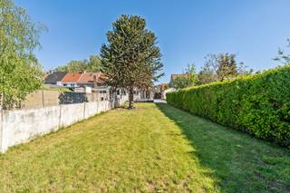 [[ DIT PAND NEEMT DEEL AAN DE ERA OPEN HUIZEN DAG OP 19/9 VAN 9:30 TOT 10:30 ]]
<p>Karaktervolle halfopen woning in Merksem, gelegen aan de Volkstuinlei, in een groene omgeving en op wandelafstand van winkels, scholen, openbaar vervoer en het centrum.</p>

<p> </p>

<p>Deze woning combineert authentieke charme met praktische troeven. Geniet van een uitzonderlijk ruime tuin met de hele dag zon, ideaal voor ontspanning, spelende kinderen of gezellige buitenmomenten. Alles ligt op wandelafstand en dankzij de nabijheid van de snelweg bereikt u Antwerpen en daarbuiten in enkele minuten. Bovendien beschikt de woning over meerdere staanplaatsen, wat zorgt voor extra comfort.</p>

<p> </p>

<p>Belangrijkste ruimtes:<br />• Gezellige living met natuurlijke lichtinval.<br />• Functionele keuken met vaatwasser, microgolfoven, elektrische kookplaat en oven.<br />• Drie slaapkamers met mogelijkheid om een vierde slaapkamer te creëren.<br />• Twee badkamers, beide met douche en toilet; één badkamer met aansluiting voor wasmachine en droogkast.<br />• Kelder voor extra opslag.<br />• Ruime tuin met tuinhuis.<br />• Meerdere buitenparkeerplaatsen.</p>

<p> </p>

<p>Troeven:<br />• Uitzonderlijk ruime en zonnige tuin.<br />• Centrale ligging met alles op wandelafstand.<br />• Meerdere staanplaatsen voor optimaal comfort. (4 staanplaatsen)</p>

<p> </p>

<p>Neem vandaag nog contact op met uw ERA-makelaar voor een bezoek.</p>

<p> </p>

<p>JOUW DROOMHUIS. ZO GEVONDEN!</p>