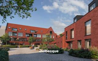 Ontdek de verschillende appartementen in Villa De Kroon, een innovatief en duurzaam nieuwbouwproject gelegen in het gegeerde Kristus-koning, in de nabijheid van invalswegen, winkels, openbaar vervoer en het historische centrum van Brugge. Dit project biedt een perfecte mix van moderne appartementen, ruime woningen, lofts en commerciële ruimtes, allemaal rondom een groen en rustig binnengebied.<br /><br />De appartementen in Villa De Kroon zijn beschikbaar in verschillende groottes, met één, twee of drie slaapkamers. Alle appartementen beschikken over een ruim terras, perfect om te genieten van het prachtige zicht op het groene binnengebied. Of je nu alleen, met je partner of met een gezin bent, er is voor iedereen een passend appartement.<br /><br />Bij Villa De Kroon is aan alles gedacht, ook aan de praktische kant van het wonen. Er is een ondergronds parkeercomplex met garageboxen, parkeerplaatsen en bergingen. Daarnaast is er veel ruimte voorzien voor fietsenstallingen, ideaal voor wie graag de fiets neemt om Brugge en omgeving te verkennen.<br /><br />Duurzaamheid staat centraal in dit nieuwbouwproject. Dankzij geothermie, via een BEO-veld, voldoet Villa De Kroon niet alleen aan de strenge normen van vandaag, maar is het ook klaar voor de toekomst. Dit maakt het project niet alleen energiezuinig, maar ook milieuvriendelijk, waardoor het een duurzame investering is voor de lange termijn.<br /><br />Wil je meer weten over de nieuwbouwappartementen of woningen in Villa De Kroon? Neem vandaag nog contact met ons op voor meer informatie en ontdek hoe jij kunt wonen in dit exclusieve nieuwbouwproject in Brugge. Mis deze unieke kans niet om te wonen in een van de meest gewilde wijken van de stad!