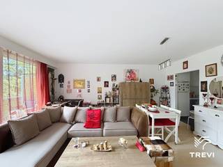 <p><strong>SINT-PIETERS-WOLUWE : </strong>Gelegen nabij het Bronnenpark en het openbaar vervoer, zeer mooi en lichtrijk appartement van ±58 m² op de 2e verdieping met lift. Het appartement bestaat uit een inkomhal met ingebouwde kasten, een toilet, een woonkamer van ±29 m² met een terras van ±12 m², een volledig uitgeruste keuken (kookplaat, dampkap, oven, koelkast, diepvriezer en vaatwasser), een slaapkamer van ±9 m² met aangrenzende badkamer en kelder nr. 16. Kosten: voorschot van 150€/maand, inclusief de gemeenschappelijke delen, warm water, koud water, verwarming en conciërgeservice. EPC: D+ Beschikbaar vanaf 01/10/2026.</p>
<p></p>
<p><u>Op de 2e verdieping met lift</u> :</p>
<ul>
<li>Inkomhal met ingebouwde opbergkasten</li>
<li>Toilet</li>
<li>Woonkamer ±29 m²</li>
<li>Terras ±12 m²</li>
<li>Volledig uitgeruste keuken (kookplaat, dampkap, oven, koelkast, diepvriezer en vaatwasser)</li>
<li>Slaapkamer ±9 m² met aangrenzende badkamer</li>
</ul>
<p></p>
<p>Kelder nr. 16</p>