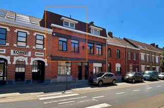 Dit appartement bevat op de eerste verdieping een lichtrijke leefruimte met aansluitend een open en volledig geïnstalleerde keuken, en een apart toilet. <br /><br />Op de tweede verdieping bevinden zich twee volwaardige slaapkamers en een badkamer met lavabomeubel, inloopdouche en toilet. <br /><br />- geen lift aanwezig <br />- geen syndickosten <br />- de verhuurders voorzien nog een balustrade aan de buitenruimte die betreden kan worden via de<br /> leefruimte