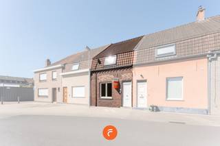 Perfect onderhouden woning , rustig gelegen vlakbij het centrum van Lauwe. Het huis omvat een inkomhal, lichtrijke woonkamer en (vernieuwde)...
