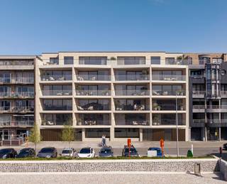Deze nieuwbouwresidentie aan de jachthaven van Zeebrugge omvat 20 exclusieve nieuwbouwappartementen met frontaal zicht op de jachthaven. Elk appartement beschikt over een ruim terras waar je in alle rust geniet van het unieke maritieme decor. Dankzij de westoriëntatie geniet je hier van de middag- en avondzon. De combinatie van water, open zichten en de levendige havenomgeving maakt dit nieuwbouwproject in Zeebrugge een uniek aanbod aan de Belgische Kust.

De ligging is uiterst gunstig, met grote zonnige terrassen en panoramisch zicht op de jachthaven. Dankzij de brede gevel en doordachte architectuur zijn alle appartementen lichtrijk en voorzien van grote raampartijen. De terrassen vormen een mooie verlenging van de leefruimte, waardoor je steeds geniet van het prachtige uitzicht.

Dit energiezuinig project wordt gerealiseerd met een lucht-water warmtepomp, vloerverwarming en ventilatiesysteem type D. Alle appartementen behalen een maximaal E-peil van E30.

Aankoop is mogelijk aan 6% btw (onder voorwaarden), zowel voor de enige eigen woning als bij investering met verhuur op lange termijn (min. 15 jaar).

Interesse in het project Dockside in Zeebrugge? Contacteer ons voor meer info of een afspraak op 050 70 81 74 of via hello@keyimmo.be