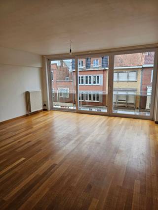Appartement op tweede verdieping bestaande uit: inkomhal, leefruimte met open keuken, ruime berging, slaapkamer met aansluitend badkamer met bad en extra toilet, tweede slaapkamer met kleine douchekamer, gastentoilet. Slaapkamers en keuien volledig vernieuwd in 2025. EPC-label B. Kelderberging inbegrepen. Indien gewenst kan er parkeergarage bij gehuurd worden.