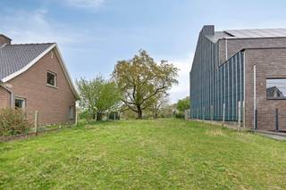 Bouwgrond voor halfopen bebouwing, vlakbij het kasteelpark "Ter Rijst"
Zoekt u een mooie locatie om uw droomwoning te realiseren? Deze bouwgrond biedt u rust, ruimte en een groene omgeving, op een boogscheut van het prachtige kasteelpark "Ter Rijst".
Bouwdiepte: 12 meter, zowel op het gelijkvloers als de verdieping.
Reliëfwijzigingen en uitgravingen voor een ondergrondse garage op straatniveau zijn toegelaten.
Unieke ligging in een rustige en groene omgeving.
Voor meer informatie en de volledige bouwvoorschriften kan u ons steeds contacteren.