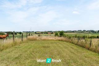 Op zoek naar een comfortabele en goed gelegen gezinswoning? Deze alleenstaande woning biedt alle ruimte en rust die u wenst! Gelegen op een...