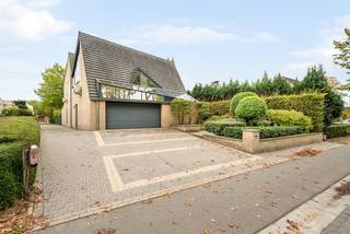 In het rustige Gierle bevindt zich deze ruime gezinswoning waar een doordachte indeling, hedendaags wooncomfort en een royaal perceel hand in hand gaan.<br />De woning heeft recentelijk enkele vernieuwingen ondergaan. Zo werden onder meer de verwarmingsketel, de motor van de toegangspoort en de vaatwasmachine vervangen. Daarnaast werden verschillende ramen voorzien van nieuwe beglazing, de deuren vernieuwd, opnieuw geschilderd en kreeg de woning nieuwe verlichting. Nieuwe airconditioning op het gelijkvloers en in de master bedroom zorgt voor extra comfort tijdens de warmere maanden.<br /><br />Gelijkvloers:<br />U wordt verwelkomt via de ruime inkomhal die enerzijds toegang geeft tot een gelijkvloerse slaapkamer of bureauruimte. Het afzonderlijke bureau vormt een mooie meerwaarde voor wie professioneel en privéleven graag combineert. Van hieruit heeft u verder toegang tot de inpandige garage en de praktische bergruimte.<br />Anderzijds kan u via de centrale inkomhal verder gaan naar de woonkamer die speels is ingedeeld met een niveauverschil. De leefkeuken bevindt zich achteraan waardoor u hier een aangenaam zicht heeft op de tuin door het grote schuifraam dat hier voorzien is.<br />De woning is eveneens toegankelijk via een achterinkom die voorzien is van ingemaakte kasten en een apart toilet met douche en er is plaats voor een extra diepvriezer en/of koelkast.<br /><br />Eerste verdieping:<br />De centrale trap leidt u naar de eerste verdieping waar er zich 5 slaapkamers bevinden. Eén van deze kamers is rechtstreeks verbonden met ofwel een extra slaapkamer ofwel een dressing. De badkamer is eveneens toegankelijk via deze ruimte maar ook via de centrale inkomhal. De badkamer is voorzien van een douche, dubbel lavabomeubel en ligbad. Het toilet is apart.<br />De wasplaats bevindt zich ook op de eerste verdieping en is voorzien van voldoende kastruimte. <br />Er zijn eveneens 2 ruime zolders waar gestockeerd kan worden.<br /><br />Tuin:<br />Buiten biedt het perceel van +/- 1.000 m² volop mogelijkheden om te genieten van het buitenleven. Dankzij de zuidoostelijke oriëntatie vormt de tuin een zonnige plek. De eigendom is eveneens voorzien van een praktische tuinberging.<br /><br />Bijzonderheden:<br />- zonnepanelen aanwezig (+/- 6.000 kwh)<br />- recente vernieuwingen (verwarmingsketel, motor van de toegangspoort, vaatwasmachine, verschillende ramen voorzien van nieuwe beglazing, deuren vernieuwd, woning geschilderd, nieuwe verlichting, nieuwe airconditioning, verduisteringsgordijnen in de master bedroom)<br />- regenput 10.000l aangesloten op buitenkraan. Mogelijkheid eveneens aan te sluiten op wc en wasmachine<br />- zuidoost oriëntatie<br />- mogelijkheid om beneden een zakenkantoor in te richten met grote visibiliteit