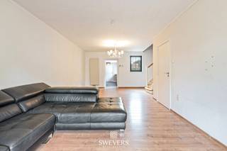 Voor meer info en foto’s, surf naar www.swevers.be – Meer ruimte betekent meer mogelijkheden. En daarvan heeft Halhei 12 er heel wat te bieden. Deze open bebouwing in Heusden-Zolder verrast met 259 m² aan woonruimte, verschillende leef- en slaapvertrekken en heel wat mogelijkheden om de woning naar eigen wens in te vullen. Van comfortabel gezinswonen tot een vrij beroep aan huis: hier krijg je de ruimte om vandaag én morgen je eigen woonverhaal vorm te geven. En dat alles op een rustige locatie in een verkeersluwe straat. De woning werd in 2022 grotendeels gerenoveerd en beschikt over een nieuw dak met zonnepanelen, vernieuwde ramen, een recente keuken en EPC-label C. Met meerdere leefruimtes, verschillende slaapkamers en een aparte ingang voor een mogelijk vrij beroep geniet je hier van heel wat flexibiliteit. Buiten zorgen de zuidgerichte tuin, garage en hoge carport voor extra comfort. De rustige ligging wordt gecombineerd met een goede bereikbaarheid: scholen, openbaar vervoer en ontspanning bevinden zich op minder dan 1 km, terwijl winkels en restaurants aan de Koolmijnlaan op ongeveer 2 km liggen. Ontdek de mogelijkheden van Halhei 12. Bel 011 255 155 voor meer informatie. Bron bewoonbare oppervlakte: EPC – verslag.