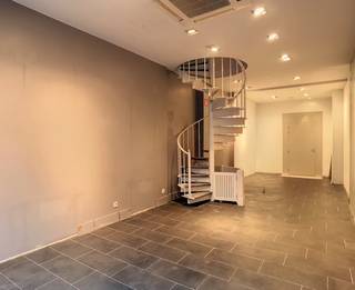 Dit veelzijdige handelspand biedt u een commerciële ruimte op het gelijkvloers van ca. 48 m², aangevuld met twee bovenliggende verdiepingen en een praktische kelderruimte. Dankzij de grote etalage geniet uw zaak van optimale zichtbaarheid.
Het pand is uitgerust met een warmtepomp, sanitair en een kitchenette. Bovendien werden zowel het dak als de ramen recent vernieuwd, wat zorgt voor extra comfort en energie-efficiëntie. EPC LABEL C. 
Met zijn centrale ligging op een absolute toplocatie in Kortrijk en het vele potentieel is dit handelspand de ideale plek om uw onderneming te laten groeien.