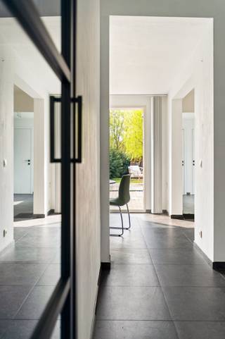 Deze instapklare en energiezuinige woning combineert modern comfort met een warme, smaakvolle uitstraling.De royale inkomhal verwelkomt je in in je...