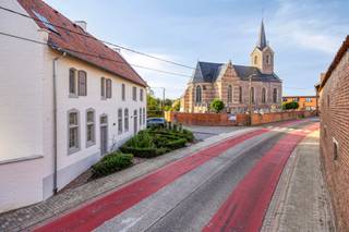 <p><strong>Woonerf Suerbemde – gerestaureerde hoevewoning van 260 m² in Zuurbemde (Glabbeek) – 6% btw mogelijk</strong></p>
<p>Hoe vaak krijg je de kans om te wonen in een hoeve uit 1744, zonder zelf een restauratie te moeten doorstaan? In de dorpskern van Zuurbemde is een historische hoevewoning met veel zorg gerestaureerd en omgevormd tot zes ruime woningen op een groen woonerf. Deze woning maakt deel uit van het gerestaureerde gedeelte, en dat is volledig afgewerkt. Wat je ziet, is wat je krijgt.<br /><br />Met 260 m² bewoonbare oppervlakte is dit een woning waar een gezin echt kan leven. Je hebt drie ruime slaapkamers, twee badkamers en leefruimtes waar de oude structuur van de hoeve voelbaar blijft. Er is een aparte garage, en het private perceel van 568 m² geeft je buitenruimte die je in de meeste nieuwbouw niet meer vindt.<br /><br />Achter de historische gevels zit techniek van vandaag. Een geothermische warmtepomp haalt energie uit de bodem, vloerverwarming en passieve koeling zorgen het hele jaar voor comfort, en ventilatie type D houdt de lucht gezond. Zonnepanelen, domotica en een laadpunt voor je elektrische wagen maken het plaatje compleet. Karakter van toen, energiefactuur van nu.<br /><br />De woning wordt verkocht onder het btw-stelsel, met mogelijkheid tot 6% btw (onder voorwaarden). We bekijken graag samen met jou of je daarvoor in aanmerking komt.<br /><br />Woonerf Suerbemde ligt in een beschermd dorpsgezicht. De omgeving blijft dus zoals ze is. Je woont in een echt dorp met een eigen gemeenschap, op een kwartiertje van Leuven en ongeveer drie kwartier van Brussel. Ideaal voor gezinnen, doorstromers en wie veel thuiswerkt en ruimte en rust zoekt.<br /><br />Het project is een realisatie van Échelle, dat al 40 jaar historische panden een nieuwe bestemming geeft.<br /><br /><strong>Kom kennismaken tijdens ons ontbijtevent</strong><br />Op <strong>zaterdag 10 oktober, van 10u tot 14u, zetten we de deuren open</strong>. Je kan de modelwoning bezoeken, rustig rondkijken en bij een ontbijt al je vragen stellen. Inschrijven via christophe@immogve.be.<br /><br /><strong>Prijs:</strong> € 665.560 excl BTW en registratie<br /><strong>Meer info?</strong> Neem contact op 016 56 56 14 en plan meteen een bezoek</p>