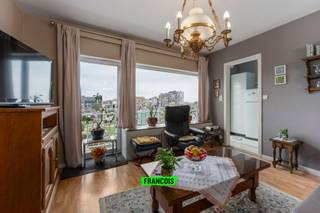 Op de Franchommelaan, een felbegeerde locatie in Blankenberge, treffen we dit ruim en uiterst lichtrijk appartement aan. Het appartement is gelegen op de tweede verdieping, wat resulteert in een prachtig zicht. Horeca, winkels en openbaar vervoer zijn gelegen op wandelafstand. <br /><br />Dit ruim twee slaapkamer appartement is op de tweede verdieping gelegen van de residentie San Marco. Men komt binnen via de ruime inkomhal van het appartement die op zijn beurt rechtstreeks toegang geeft tot de opvallend aangename woonkamer met een balkon en een prachtig uitzicht op de mini-golf en jachthaven. Aansluitend aan de woonkamer treft met de keukenruimte met berging. <br /><br />Verder is er een een apart toilet en een badkamer voorzien van enkele wastafel met ligbad en douchefunctie. <br /><br />Aan de achterzijde van het appartement bevinden zich 2 aangename slaapkamers (één grote en één iets kleinere). De kleinste kamer heeft toegang tot het terras achteraan die voorzien is van een handige berging. <br /><br />Het appartement wordt verwarmd door middel van centrale verwarming op aardgas en beschikt over dubbele beglazing. <br /><br />Hoewel dit appartement momenteel een renovatie of opfrissing vereist, biedt het een unieke kans om een droomwoning te creëren op een van de meest begeerde locaties van Blankenberge. Grijp deze kans om uw eigen stempel te drukken op dit pareltje aan de Belgische kust.<br /><br />Indien u een voorkeur geeft aan een andere verdieping, aarzel dan zeker niet om meer informatie te vragen. We kunnen in dit gebouw elke verdieping aanbieden in aankoop.<br /><br />Voor meer informatie of bezoek, neem gerust contact met ons op. Wij staan klaar om u te begeleiden bij deze unieke vastgoedervaring.<br /><br />Aarzel niet en leg nu uw afspraak vast!<br /><br />