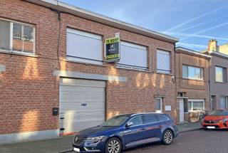 Ideaal gelegen magazijn/werkplaats (ca. 395 m²) aan de Lierse stadsrand met 2 bovengelegen appartementen. Vlakbij de ringweg, alle...