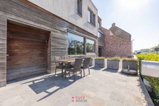 Recherchez-vous le meilleur des deux mondes ? Aimez-vous avoir accès à toutes les commodités d'un centre-ville tout en profitant de la verdure et du calme ? Alors, cette maison est sans aucun doute faite pour vous !<br /><br />L'environnement est tout simplement magnifique. Située à la périphérie de Nieuwpoort-ville, au milieu de la verdure, du canal et du bassin de retenue, cette maison offre une tranquillité naturelle tout en étant à proximité de tout. En 10 minutes à pied, vous êtes sur le quai avec des connexions aux transports en commun, et en 15 minutes, vous êtes sur la place du marché. Les nombreux restaurants, supermarchés et services de santé se trouvent à une distance similaire. Pour les cyclistes, c'est une base de départ idéale, avec de nombreuses pistes qui commencent ou se terminent ici. Vous voyez, l'emplacement est parfait.<br /><br />Mais ce n'est pas tout. Cette maison respire l'espace. Chaque fenêtre offre une vue verdoyante et l'intérieur est aménagé de manière logique et lumineuse. Avec une surface habitable généreuse, cela ne pouvait être autrement. Nous entrons dans un grand hall d'entrée avec des toilettes pour invités. Ensuite, nous passons au spacieux salon situé à l'avant de la maison. La salle à manger fait le lien entre la cuisine et le salon et donne accès au bureau. La cuisine est entièrement équipée avec des matériaux de haute qualité. En sortant par la porte coulissante de la cuisine, nous arrivons sur une terrasse surélevée baignée de soleil. En bas, nous trouvons la deuxième partie de la terrasse avec un jacuzzi fixe. Cette terrasse, combinée au jardin, est l'endroit idéal pour se détendre. À ce même niveau, nous avons accès à la salle de jeux/bar qui se prolonge dans un très grand garage pouvant accueillir jusqu'à 4 voitures. Nous y trouvons également la cave à vin et plusieurs espaces de stockage. De retour au rez-de-chaussée, il y a une grande salle de bains avec double lavabo, douche à l'italienne et baignoire d'angle.<br /><br />À l'étage, il y a 4 chambres : une suite parentale avec dressing, 2 chambres avec lits doubles et une dernière chambre avec ses propres installations sanitaires. Il y a également un espace de rangement.<br /><br />Vous voyez, c'est le rêve de toute personne souhaitant vivre à Nieuwpoort sans sacrifier l'espace ouvert.<br /><br />Réservez votre visite maintenant avant que quelqu'un d'autre ne saisisse cette maison exceptionnelle.<br /><br />PEB: 