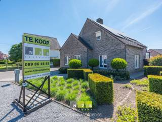 <span><strong>INSTAPKLARE VRIJSTAANDE WONING MET 4 SLAAPKAMERS EN 2 BADKAMERS OP EEN PERCEEL VAN 6A60CA TE MAASEIK (VOORSHOVEN).<br /><br />TROEVEN<br /></strong>- Rustige ligging.<br />- De woning is volledig instapklaar. <br />- EPC- label B: energiezuinige woning. <br />- 4 slaapkamers en 2 badkamers (1 badkamer op het gelijkvloers).<br />- Veel vernieuwingen tussen 2000 en 2025. <br />- Vrijstaande garage. <br />- Overdekt terras. <br />- Volledig omheinde tuin. <br /><strong><br />KELDERVERDIEPING -1</strong> ((4,50m x 3,90m) + (3,00m x 3,85m) = 29,10m²).<strong> <br /></strong><strong><br />GELIJKVLOERS 00<br /></strong>- Inkomhal (3,85m x 3,20m = 12,32m²): trap naar verdieping 1, tegelvloer.<br />- Hal ((1,05m x 3,60m) + (0,90m x 1,10m) = 4,77m²): tegelvloer. <br />- Woonkamer ((5,15m x 5,00m) + (4,20m x 3,50m) = 40,45m²): verlaagde zithoek, sierhaard, eetkamer, tegelvloer. </span><br /><span>- Keuken ((4,20m x 2,50m) + (2,70m x 2,25m) = 16,58m²): geïnstalleerde keuken met onder-bovenkasten, lades, inductiekookplaat, dampkap, microgolfoven, combi-oven, koelkast, vaatwasser; schuifraam naar ingesloten terras/veranda, tegelvloer.<br />- Veranda/ingesloten terras (1,38m x 2,22m = 3,06m²): doorgang via schuifraam in de keuken, tegelvloer.<br /></span>- Badkamer 1 <span>(1,73m x 2,65m = 4,58m²): ingericht badmeubel met enkele lavabo, kolomkasten, onderlades,spiegelkasten;inloopdouche, tegelvloer. </span><br /><span>- Toilet (0,90m x 1,60m = 1,44m²): lavabo, hangtoilet, tegelvloer. </span><br /><span>- Berging (3,22m x 2,65m = 8,53m²): maatkasten, aansluiting wasmachine/droogkast,wandbetegeling,tegelvloer. </span><br /><span>- Bureau (4,50m x 3,90m = 17,55m²): laminaat. </span><br /><span>- Sas (1,05m x 2,50m = 2,63m²): tegelvloer. <br /></span><br /><span><strong>VERDIEPING</strong> <strong>+01 </strong></span><br /><span>- Overloop (0,90m x 6,00m = 5,40m²): trap naar het gelijkvloers, laminaat.<br />- Slaapkamer 1 (5,00m x 4,00m = 20,00m²): inbouwkasten, laminaat. <br />- Badkamer 2 (4,70m x 2,35m = 11,05m²): badmeubel met enkele lavabo, onderkasten, kolomkast; ligbad, wandbetegeling,tegelvloer.<br />- Slaapkamer 2 (3,35m x 4,20m = 14,07m²): laminaat. <br />- Slaapkamer 3 (5,40m x 2,50m = 13,50m²): laminaat. <br />- Slaapkamer 4 (4,95m x 2,65m = 13,12m²): laminaat.<br /><br /><strong>VERNIEUWINGEN TUSSEN 2000-2025: <br /></strong>- 2000: spanplafond en sierschouw in de woonkamer; spanplafond inkomhal & gang boven.<br />- 2006: laminaat en plafond in de bureau. <br />- 2010: slaapkamer 1: plafond en inbouwkasten; nieuwe verwarmingsketel (Viessmann)<br />- 2012: Keuken(oven in 2023 & afwasmachine in 2024. ); zonnepanelen+ zonneboiler.<br />- 2015: nieuwe ramen + voor-en achterdeur met antidiefstalsloten. <br />- 2020: douche beneden.<br />- 2022: slaapkamer 2: plafond, nieuwe velux; toilet boven + nieuwe velux; zolder: extra isolatie/gyproc plafond; laminaat bovenverdieping. <br />- 2025: nieuwe motor garagepoort. <br /></span><br /><span><strong>EXTERIEUR</strong></span><br /><span>- Voortuin met aangelegde parkeerplaatsen.<br />- Beklinkerde oprit richting vrijstaande garage.<br />- Overdekt betegeld terras. <br />- Vrijstaande garage met sectionale poort. <br />- Omheinde tuin. <br /><br /><strong>30 ZONNEPANELEN sinds 27/03/2012</strong><br />- In de verkoopprijs zit het volledige zonnepanelensysteem begrepen (zonnepanelen, omvormer, collectoren e.a. toebehoren).<br /><br />Bekijkt u deze advertentie via een aanverwante vastgoedsite, surf dan zeker naar onze website <strong>www.N78vastgoed.be</strong> voor een uitgebreide beschrijving en foto's. <strong>Meer info: +32 (0)89 86 18 88 of info@N78vastgoed.be.</strong></span>