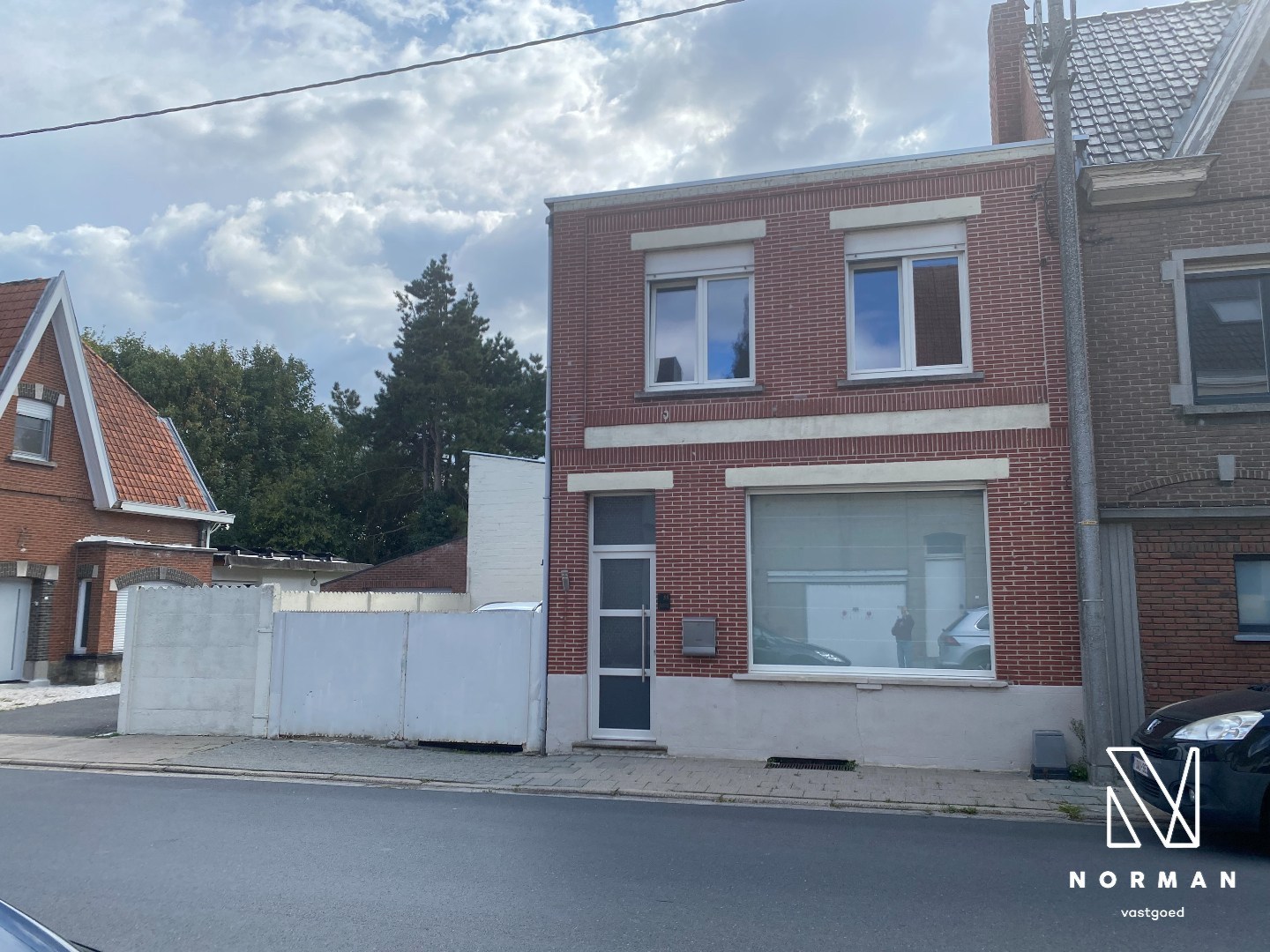 Halfopen woning met 3 slaapkamers, bijgebouw/atelier en grote voorkamer voor eventuele handelszaak - foto 3
