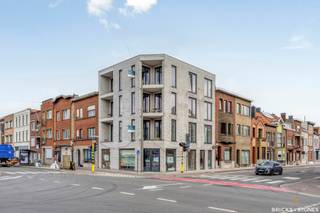 <p>Op een strategische hoekligging in een dynamische omgeving bevindt zich deze lichtrijke commerciële ruimte, ideaal voor professionele activiteiten. Dankzij de grote raampartijen geniet het pand van een sterke visuele aanwezigheid én een aangename hoeveelheid daglicht, wat bijdraagt aan een comfortabele werksetting.</p>
<p>De ruimte is toegankelijk via een eigen inkom en biedt een open vloerplan dat flexibel kan worden ingericht volgens de noden van uw onderneming. Hierdoor is het pand bijzonder geschikt als kantoorruimte, praktijk of voor diverse dienstverlenende activiteiten waarbij functionaliteit en uitstraling centraal staan.</p>
<p>Achteraan werd ruimte voorzien voor het installeren van een kitchenette, wat extra gebruiksgemak biedt voor medewerkers en bezoekers. Daarnaast beschikt het pand over een praktische kelderverdieping die kan dienen als archief-, stockage- of ondersteunende ruimte.</p>
<p>De verdere afwerking kan in overleg worden afgestemd, zodat de inrichting perfect aansluit bij uw professionele invulling en gewenste uitstraling.</p>
<p>Een interessante opportuniteit voor wie op zoek is naar een goed bereikbare en representatieve werkruimte in Merksem.</p>